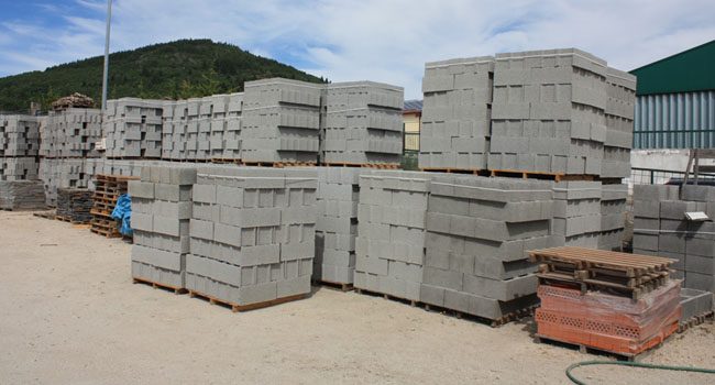 Matnord: exposição de blocos de cimento